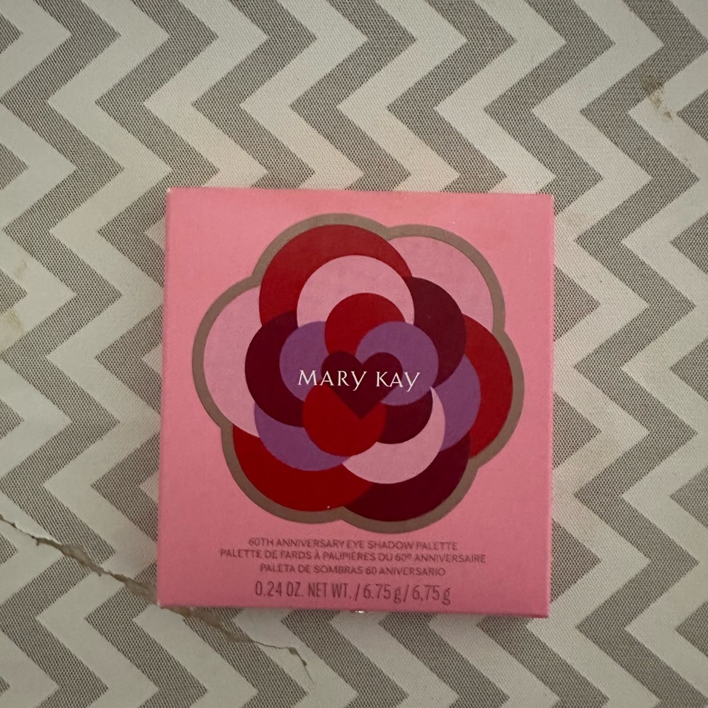 Mary Kay Pink and Purple Eye Shadow Palette. Limited edition!!